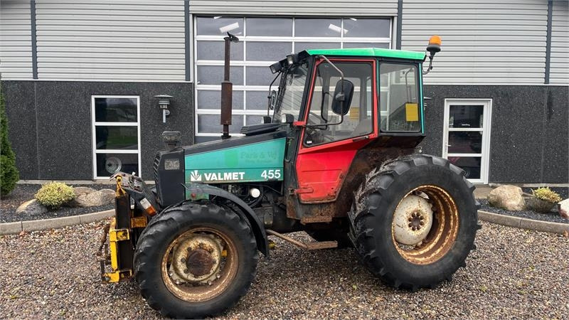 Valmet 455 Med en slags frontlift - Τρακτέρ: φωτογραφία 1 Valmet 455 Med en slags frontlift - Τρακτέρ: φωτογραφία 1