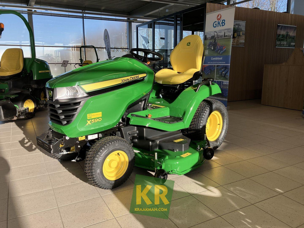 John Deere X590 - Χλοοκοπτικό: φωτογραφία 3 John Deere X590 - Χλοοκοπτικό: φωτογραφία 3