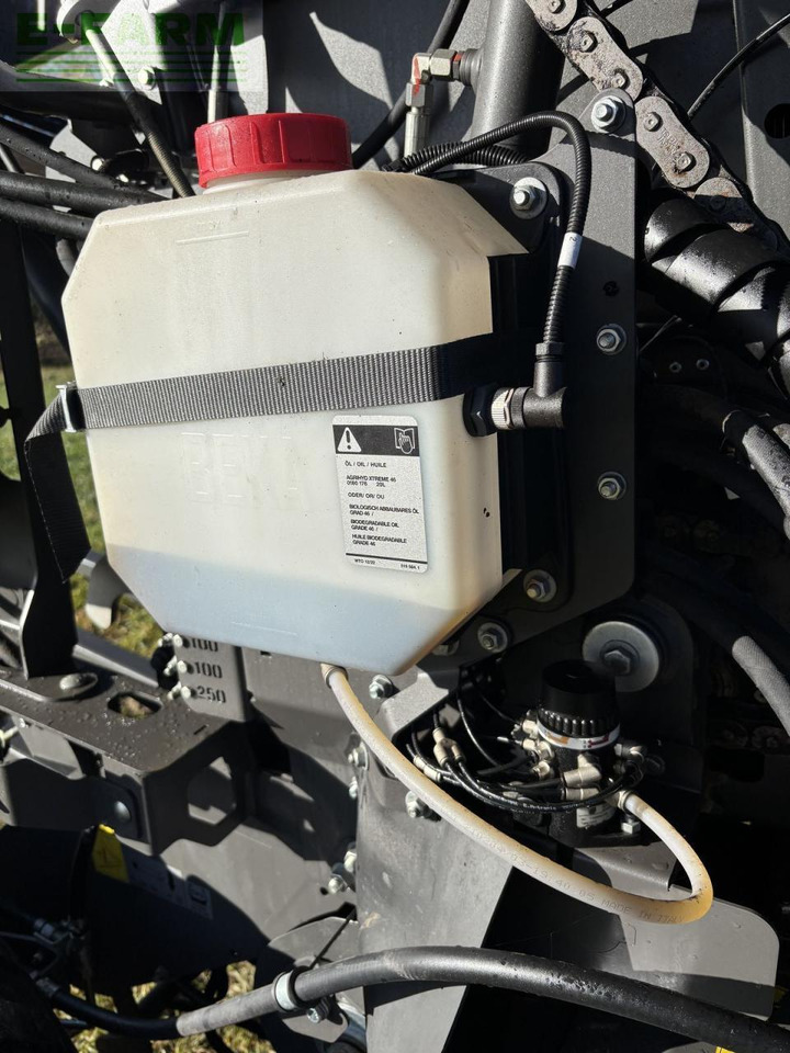 Χορτοδετική μηχανή τετράγωνες μπάλες CLAAS claas variant 585 rc: φωτογραφία 23 Χορτοδετική μηχανή τετράγωνες μπάλες CLAAS claas variant 585 rc: φωτογραφία 23