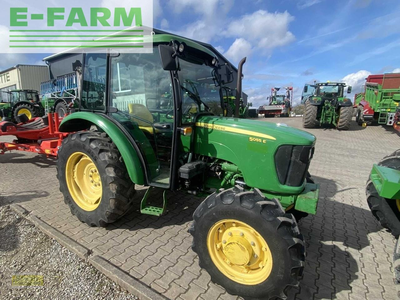 John Deere 5055e - Τρακτέρ: φωτογραφία 1 John Deere 5055e - Τρακτέρ: φωτογραφία 1