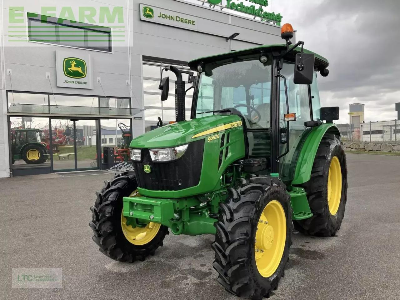 John Deere 5067e - Τρακτέρ: φωτογραφία 1 John Deere 5067e - Τρακτέρ: φωτογραφία 1
