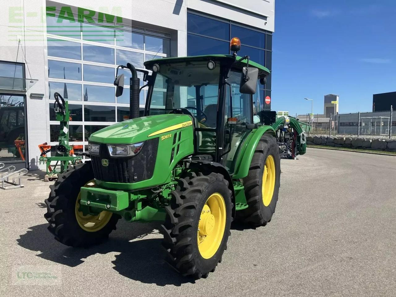 John Deere 5067e - Τρακτέρ: φωτογραφία 1 John Deere 5067e - Τρακτέρ: φωτογραφία 1