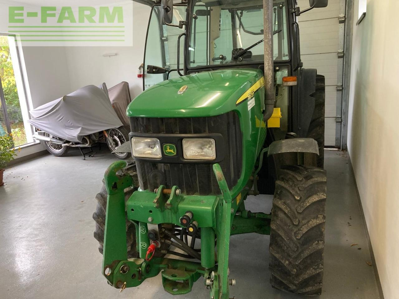 John Deere 5515F - Τρακτέρ: φωτογραφία 1 John Deere 5515F - Τρακτέρ: φωτογραφία 1