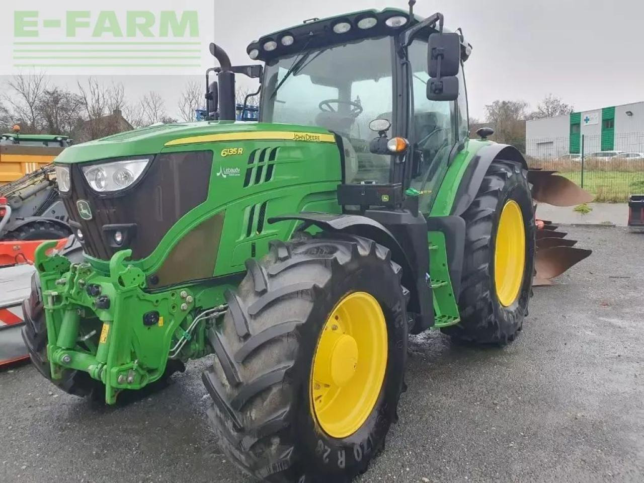 John Deere 6135r - Τρακτέρ: φωτογραφία 1 John Deere 6135r - Τρακτέρ: φωτογραφία 1