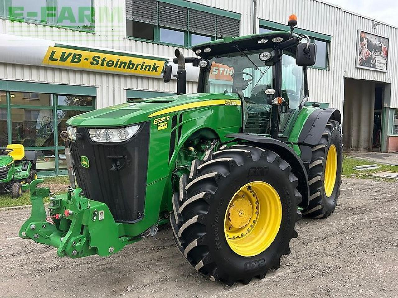 John Deere 8335 r - Τρακτέρ: φωτογραφία 1 John Deere 8335 r - Τρακτέρ: φωτογραφία 1
