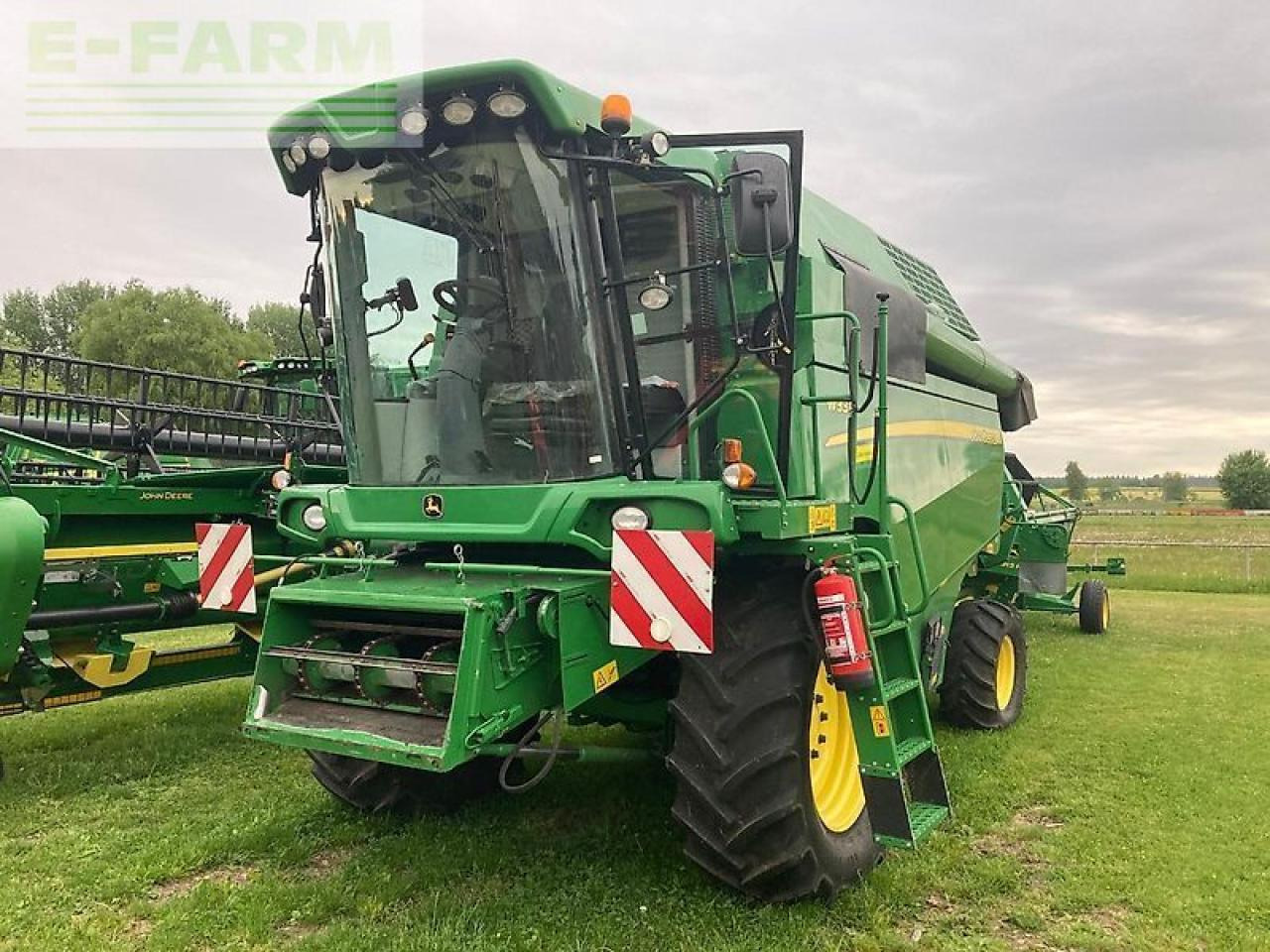 John Deere w330 - Θεριζοαλωνιστική μηχανή: φωτογραφία 2 John Deere w330 - Θεριζοαλωνιστική μηχανή: φωτογραφία 2