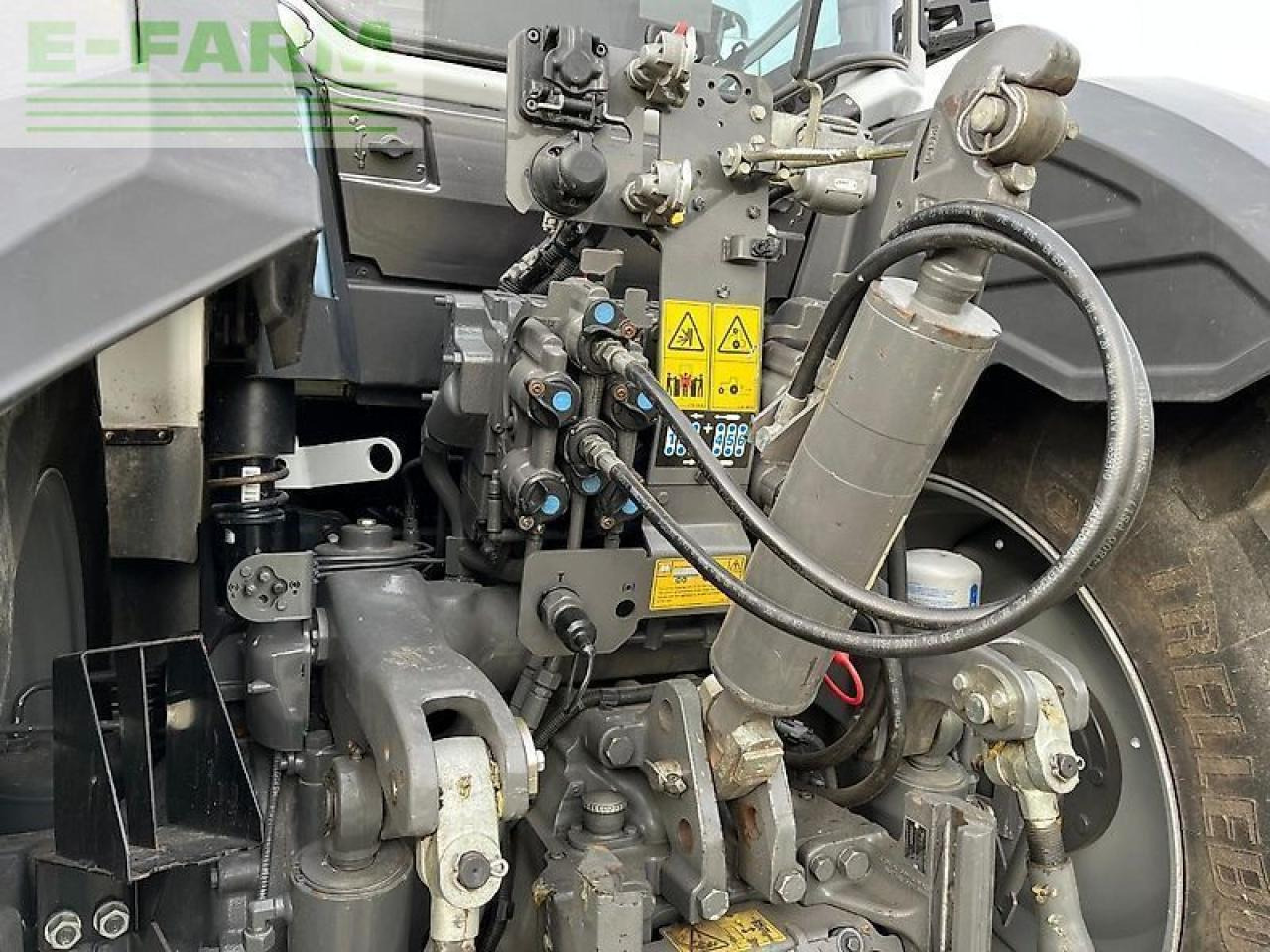 Τρακτέρ Massey Ferguson 8s.265: φωτογραφία 23