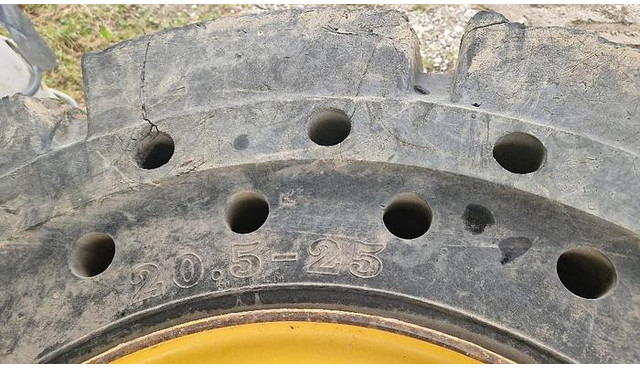 Big Vollgummi Räder 20,5 x 25 mit Volvo Felgen - Ελαστικό: φωτογραφία 5 Big Vollgummi Räder 20,5 x 25 mit Volvo Felgen - Ελαστικό: φωτογραφία 5