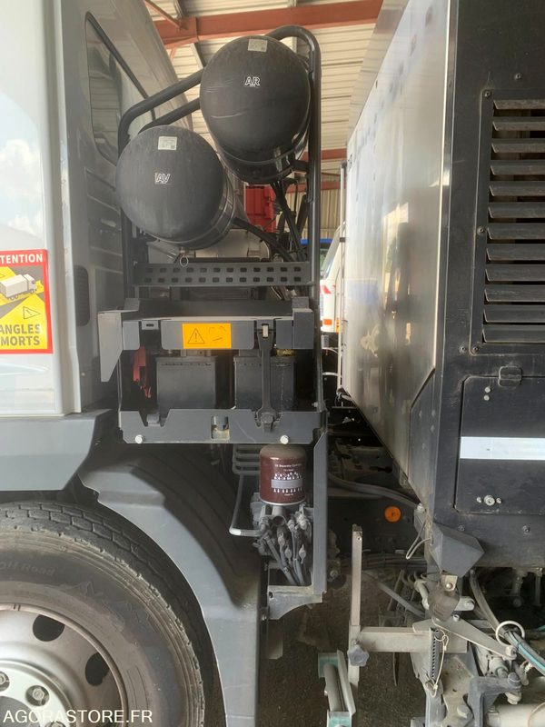 BALAYEUSE COMPOSÉE D'UN PORTEUR MERCEDES ET D'UN SYSTÈME DE BALAYAGE SCHMIDT - Σάρωθρο δρόμων: φωτογραφία 2 BALAYEUSE COMPOSÉE D'UN PORTEUR MERCEDES ET D'UN SYSTÈME DE BALAYAGE SCHMIDT - Σάρωθρο δρόμων: φωτογραφία 2