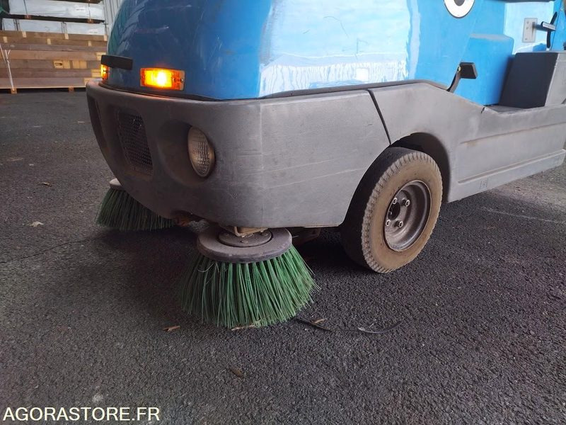 Balayeuse aspiratrice de trottoirs TENNANT LITTER HAWK 4100 - Σάρωθρο δρόμων: φωτογραφία 4 Balayeuse aspiratrice de trottoirs TENNANT LITTER HAWK 4100 - Σάρωθρο δρόμων: φωτογραφία 4