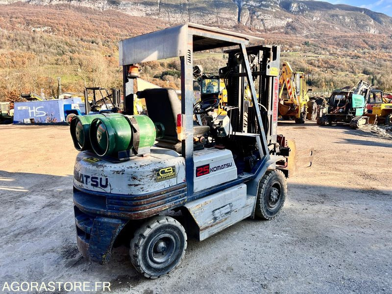 CHARIOT ÉLÉVATEUR À GAZ KOMATSU FG25T-11E AVEC PINCES - 1995 / 7938 HEURES - Πετρελαιοκίνητο περονοφόρο: φωτογραφία 3 CHARIOT ÉLÉVATEUR À GAZ KOMATSU FG25T-11E AVEC PINCES - 1995 / 7938 HEURES - Πετρελαιοκίνητο περονοφόρο: φωτογραφία 3