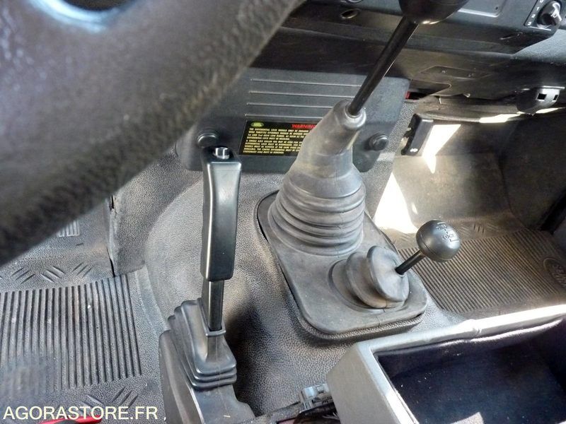 SUV Land Rover Defender Long: φωτογραφία 23 SUV Land Rover Defender Long: φωτογραφία 23