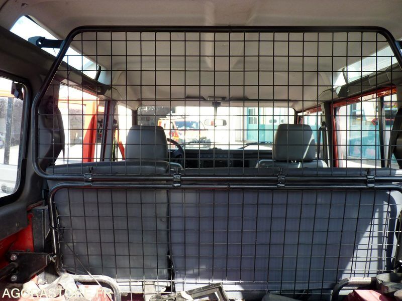 SUV Land Rover Defender Long: φωτογραφία 15 SUV Land Rover Defender Long: φωτογραφία 15