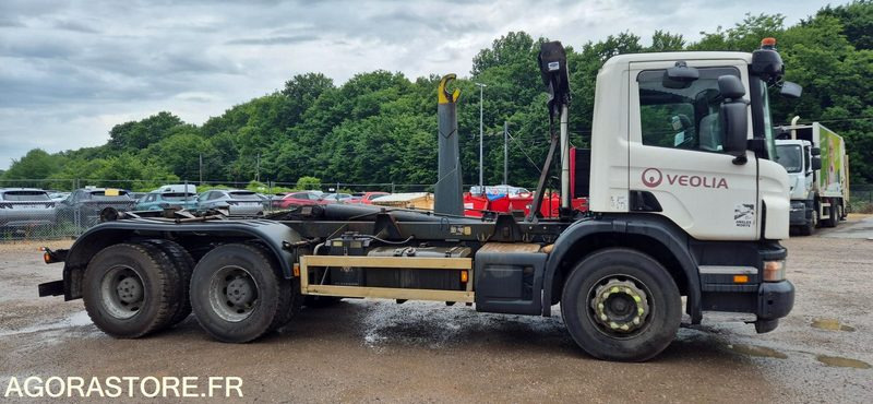 R51889 - PORTEUR AMPLIROLL SCANIA P360 de 2010 - 6x4 - BRAS DALBY - 515859 km - Φορτηγό φόρτωσης γάντζου: φωτογραφία 1 R51889 - PORTEUR AMPLIROLL SCANIA P360 de 2010 - 6x4 - BRAS DALBY - 515859 km - Φορτηγό φόρτωσης γάντζου: φωτογραφία 1
