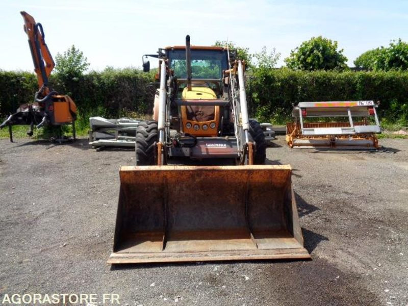 RENAULT CELTIS 426 (E2462) + Chargeur Faucheux F26 avec godet (E3472) - Τρακτέρ: φωτογραφία 2 RENAULT CELTIS 426 (E2462) + Chargeur Faucheux F26 avec godet (E3472) - Τρακτέρ: φωτογραφία 2