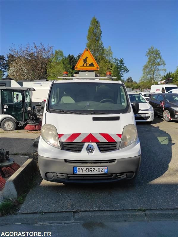 Renault Trafic II Fourgon Phase 2 L1H1 1000kg 2.0 dCi 16V 90 cv - Βαν: φωτογραφία 1 Renault Trafic II Fourgon Phase 2 L1H1 1000kg 2.0 dCi 16V 90 cv - Βαν: φωτογραφία 1