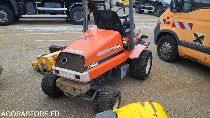 Tondeuse tractée KUBOTA F360 - 2003 - Χλοοκοπτικό: φωτογραφία 2 Tondeuse tractée KUBOTA F360 - 2003 - Χλοοκοπτικό: φωτογραφία 2
