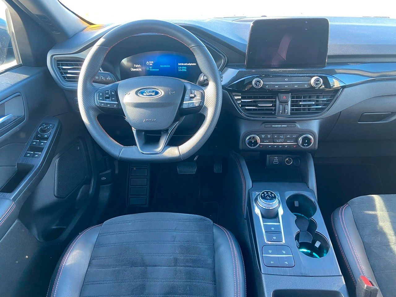 Ford Kuga Plug-In Hybrid ST-Line X - SUV: φωτογραφία 2 Ford Kuga Plug-In Hybrid ST-Line X - SUV: φωτογραφία 2