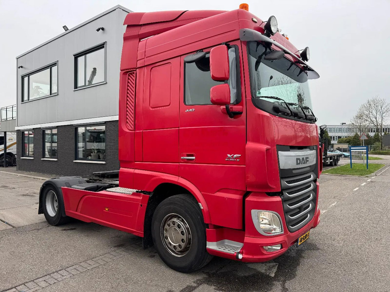 DAF XF 440 4X2 SKIRTS SPOILERS SPACE CAB TÜV TILL 02 - Τράκτορας: φωτογραφία 3 DAF XF 440 4X2 SKIRTS SPOILERS SPACE CAB TÜV TILL 02 - Τράκτορας: φωτογραφία 3