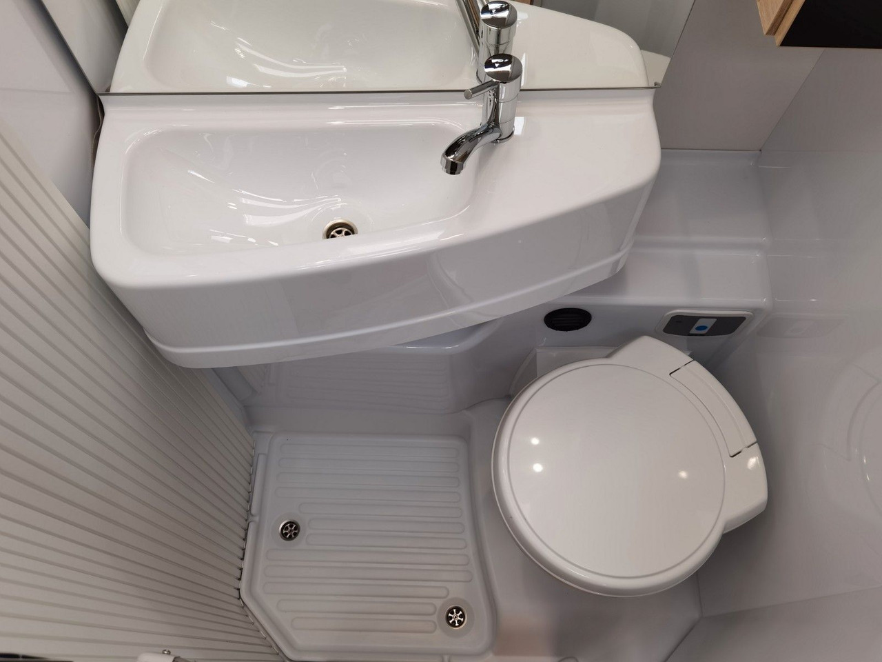 Ημιενιαίο αυτοκινούμενο Chausson 627 TITANIUM / -2026- / 165PS-8G. / EINZELBETTEN: φωτογραφία 22 Ημιενιαίο αυτοκινούμενο Chausson 627 TITANIUM / -2026- / 165PS-8G. / EINZELBETTEN: φωτογραφία 22