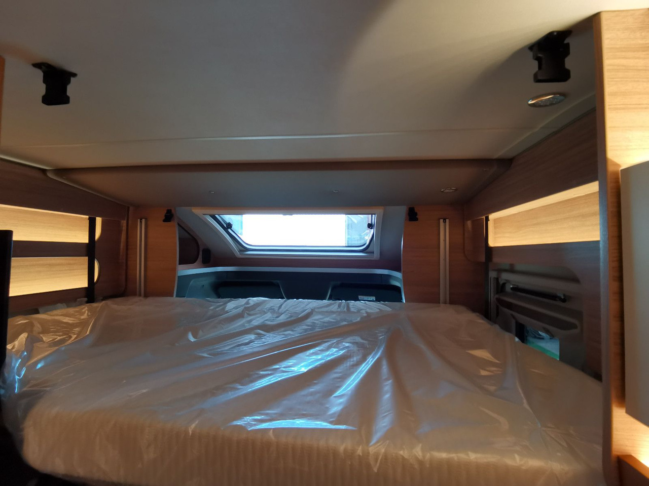 Νέα Ημιενιαίο αυτοκινούμενο Weinsberg CARACOMPACT SUITE 640 MEG PEPPER / - MODELL 2025 Weinsberg CARACOMPACT SUITE 640 MEG PEPPER / - MODELL 2025: φωτογραφία 14