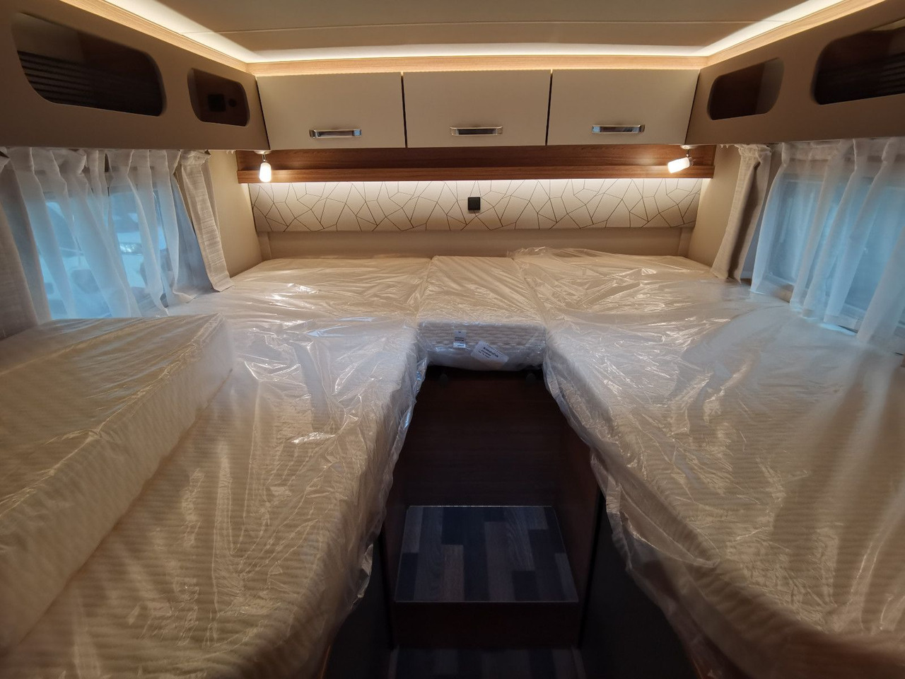 Νέα Ημιενιαίο αυτοκινούμενο Weinsberg CARACOMPACT SUITE 640 MEG PEPPER / - MODELL 2025 Weinsberg CARACOMPACT SUITE 640 MEG PEPPER / - MODELL 2025: φωτογραφία 18