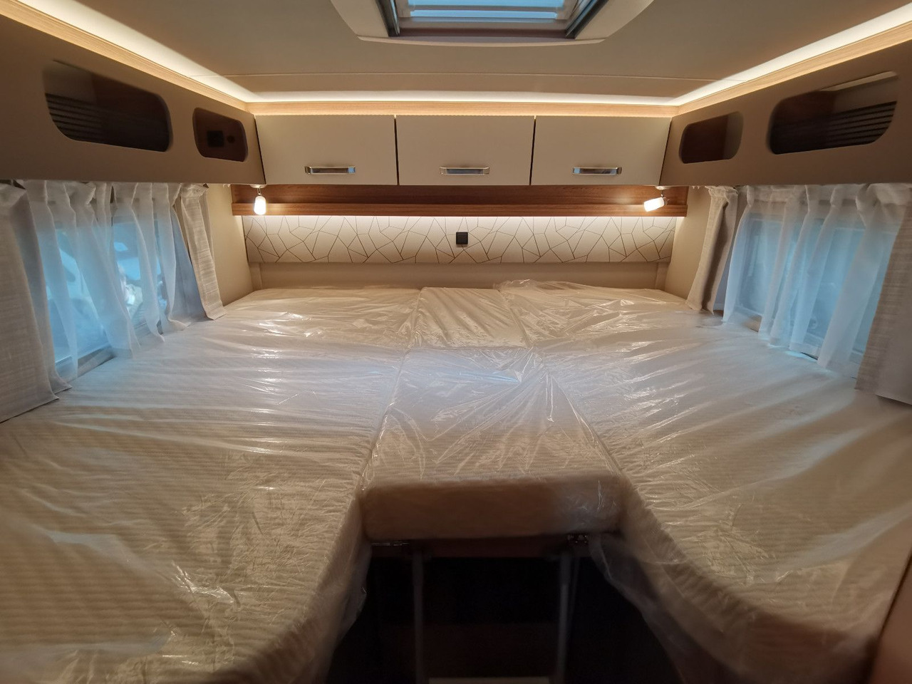 Νέα Ημιενιαίο αυτοκινούμενο Weinsberg CARACOMPACT SUITE 640 MEG PEPPER / - MODELL 2025 Weinsberg CARACOMPACT SUITE 640 MEG PEPPER / - MODELL 2025: φωτογραφία 19