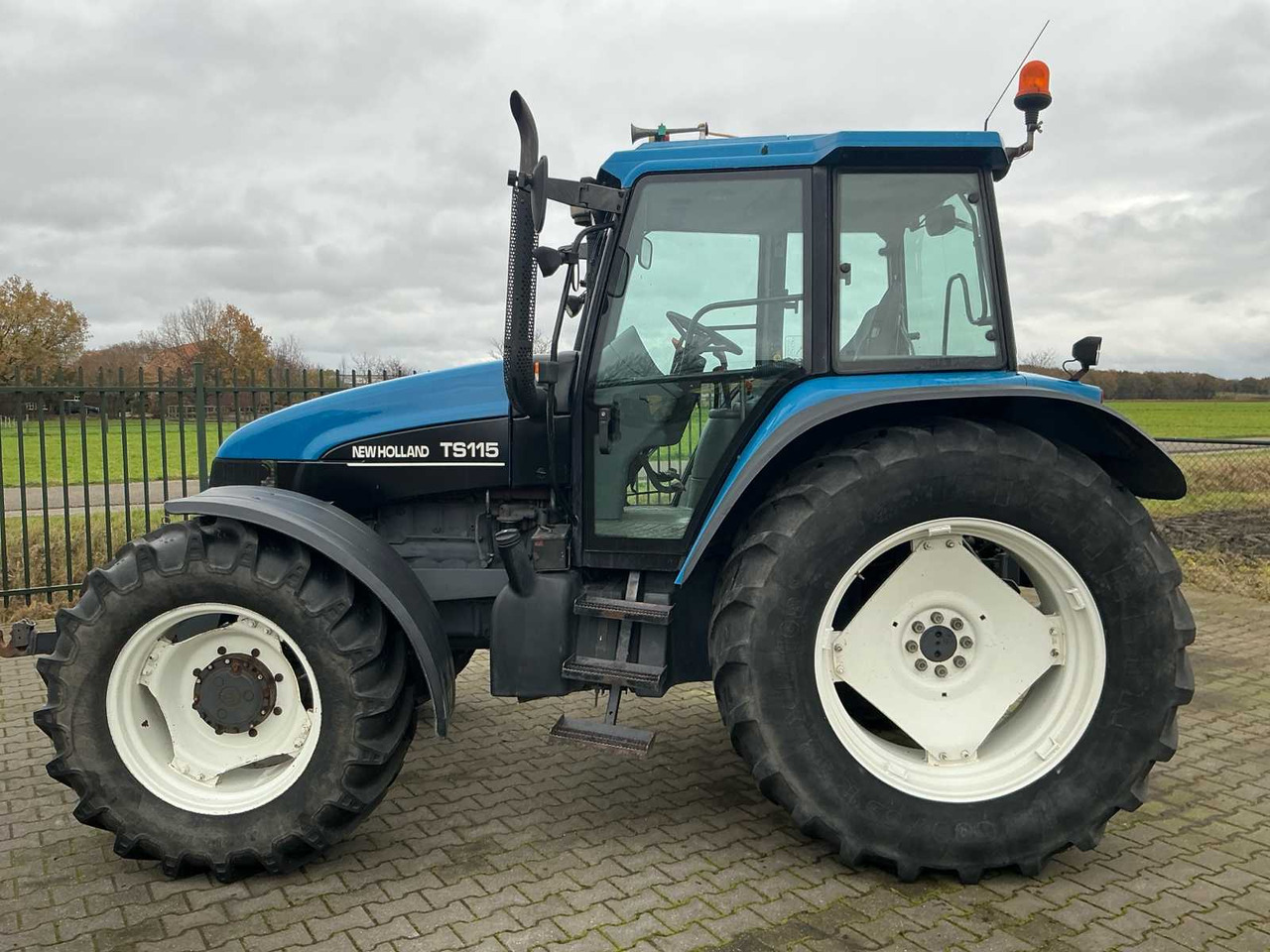 1998 NEW HOLLAND TS115 ALL-WHEEL DRIVE FARM TRACTOR - Τρακτέρ: φωτογραφία 5 1998 NEW HOLLAND TS115 ALL-WHEEL DRIVE FARM TRACTOR - Τρακτέρ: φωτογραφία 5