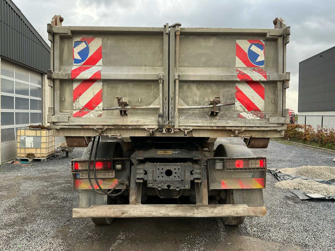 2011 RENAULT KERAX 460 TRIDEM TRUCK WITH CRANE AND CONTAINER - Φορτηγό: φωτογραφία 5 2011 RENAULT KERAX 460 TRIDEM TRUCK WITH CRANE AND CONTAINER - Φορτηγό: φωτογραφία 5