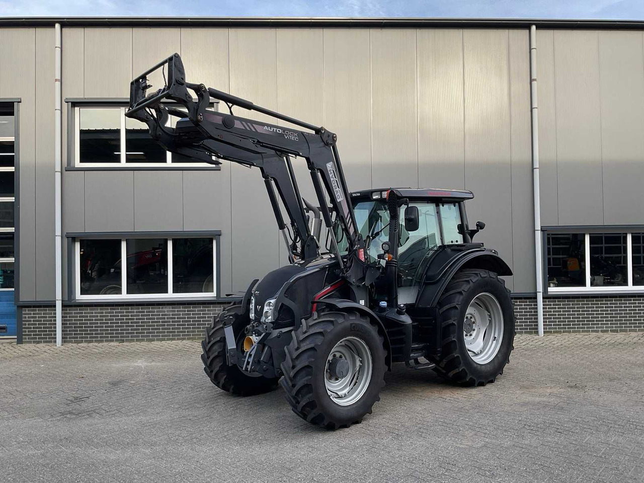 2014 VALTRA N123 HITECH5 FOUR WHEEL DRIVE FARM TRACTOR - Τρακτέρ: φωτογραφία 1 2014 VALTRA N123 HITECH5 FOUR WHEEL DRIVE FARM TRACTOR - Τρακτέρ: φωτογραφία 1