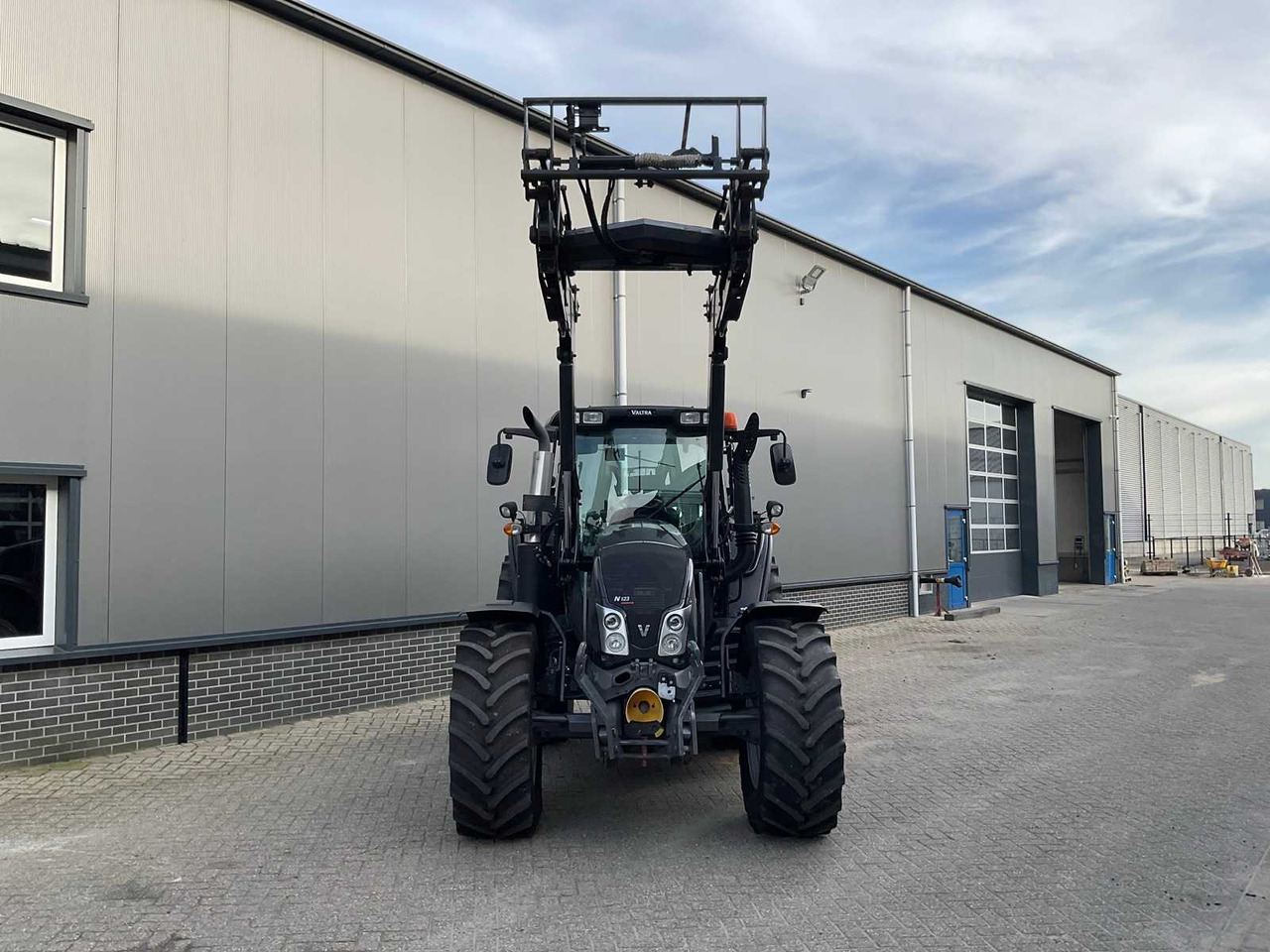 2014 VALTRA N123 HITECH5 FOUR WHEEL DRIVE FARM TRACTOR - Τρακτέρ: φωτογραφία 4 2014 VALTRA N123 HITECH5 FOUR WHEEL DRIVE FARM TRACTOR - Τρακτέρ: φωτογραφία 4