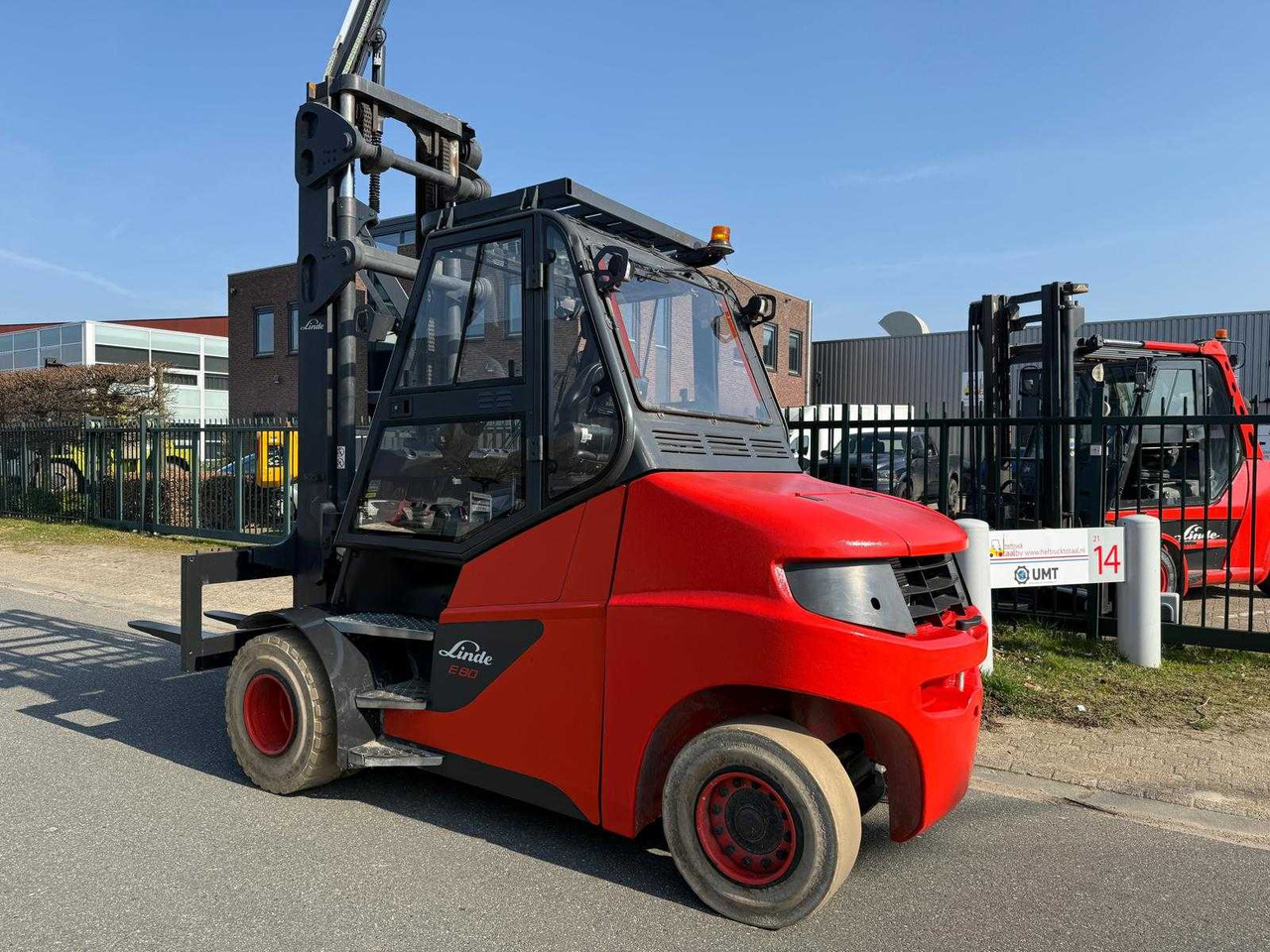 ELECTRIC LINDE E80-01/900 BATTERY 2020 - 4.5M FORK POSITIONER, SIDE-SHIFT - FORKLIFT YEAR OF MANUFACTURE 2017 - Περονοφόρο όχημα: φωτογραφία 4 ELECTRIC LINDE E80-01/900 BATTERY 2020 - 4.5M FORK POSITIONER, SIDE-SHIFT - FORKLIFT YEAR OF MANUFACTURE 2017 - Περονοφόρο όχημα: φωτογραφία 4