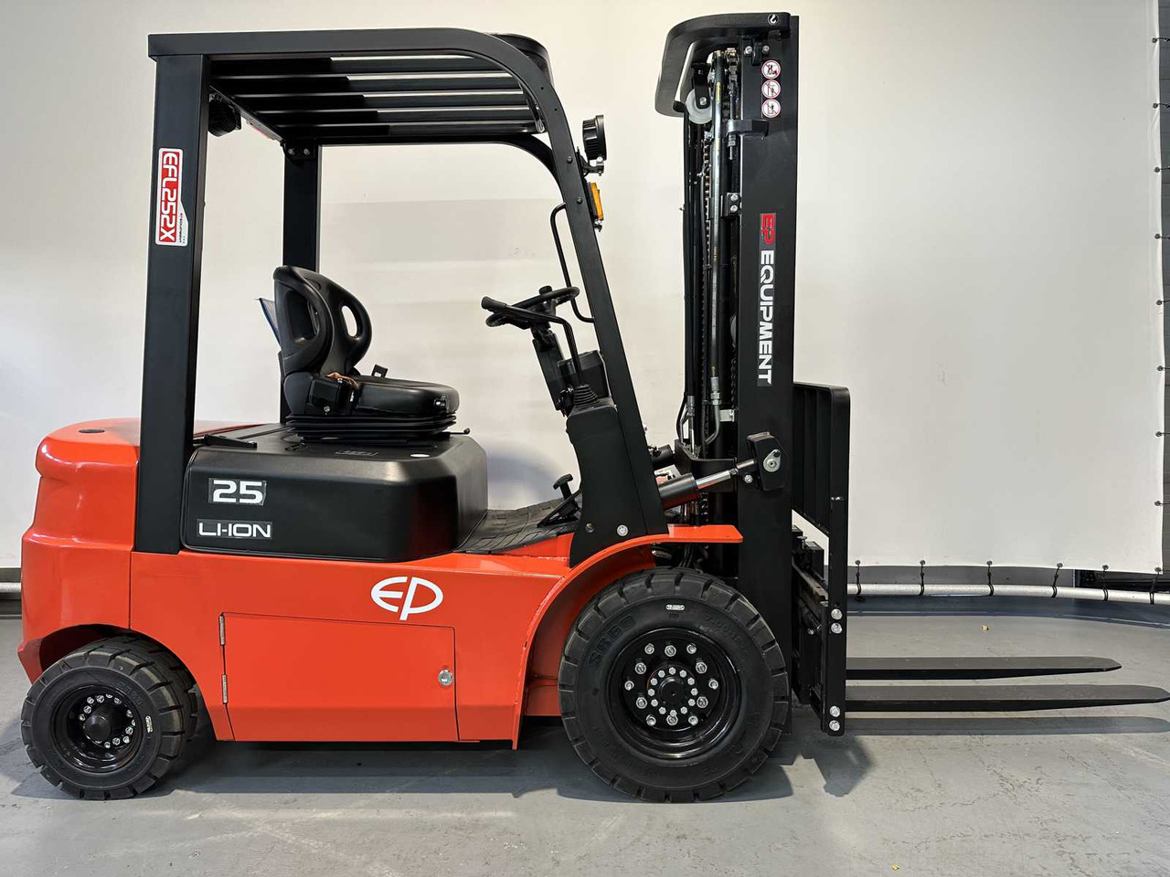 EP - EFL 252 X + FORK POSITIONER AND SIDESHIFT - FORKLIFT - Περονοφόρο όχημα: φωτογραφία 4 EP - EFL 252 X + FORK POSITIONER AND SIDESHIFT - FORKLIFT - Περονοφόρο όχημα: φωτογραφία 4