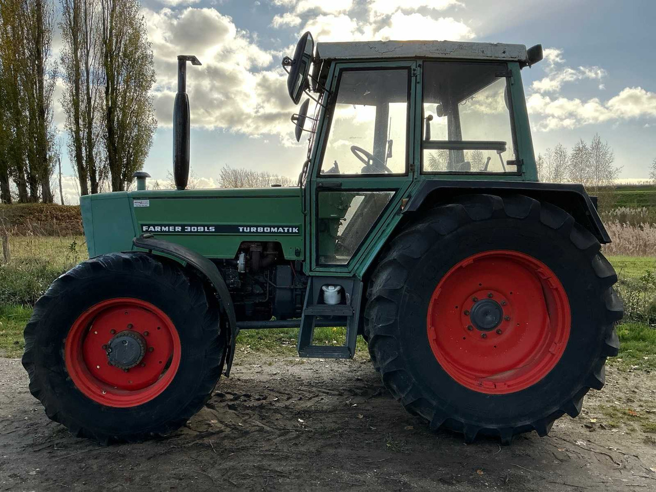 FENDT FARMER 309 LSA TURBOMATIK FOUR-WHEEL DRIVE AGRICULTURAL TRACTOR - Τρακτέρ: φωτογραφία 2 FENDT FARMER 309 LSA TURBOMATIK FOUR-WHEEL DRIVE AGRICULTURAL TRACTOR - Τρακτέρ: φωτογραφία 2