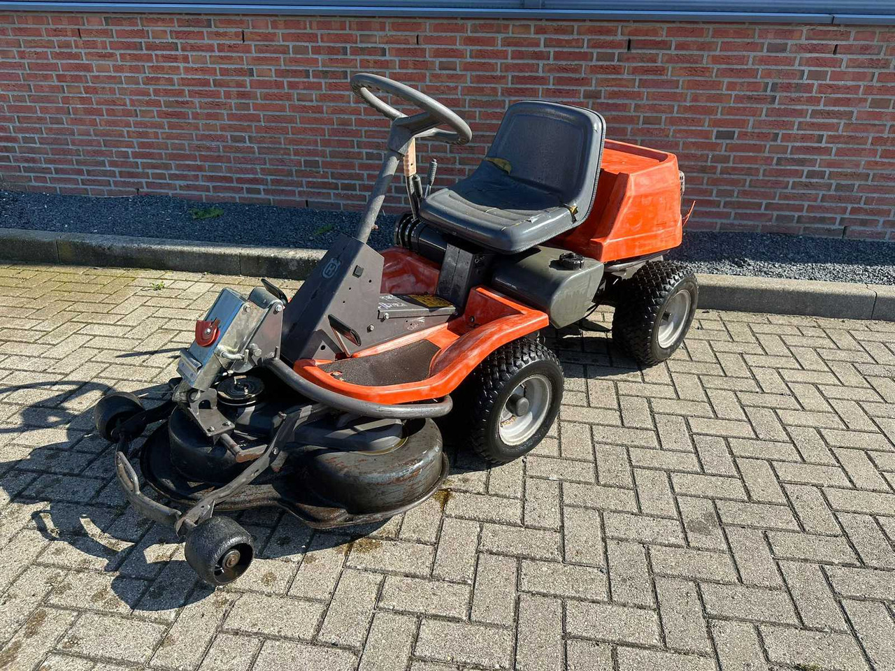 Husqvarna rider 11 - Χλοοκοπτικό: φωτογραφία 1 Husqvarna rider 11 - Χλοοκοπτικό: φωτογραφία 1