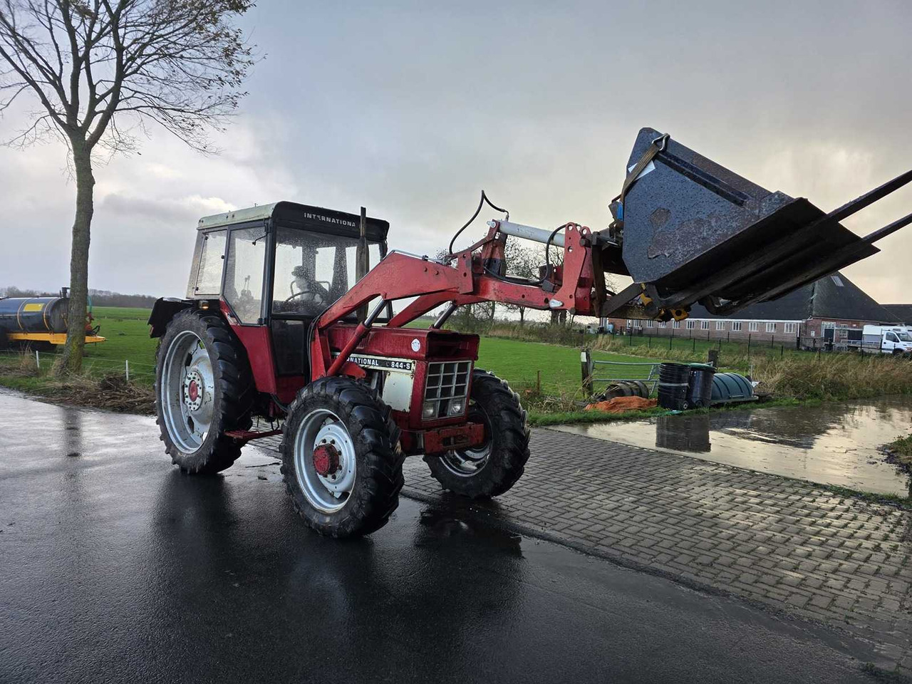 INTERNATIONAL 844-S ALL-WHEEL DRIVE FARM TRACTOR - Τρακτέρ: φωτογραφία 2 INTERNATIONAL 844-S ALL-WHEEL DRIVE FARM TRACTOR - Τρακτέρ: φωτογραφία 2