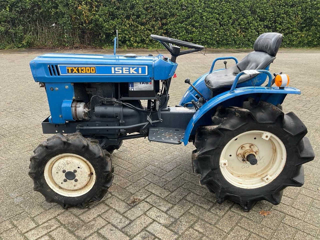 Iseki TX1300 - Μικρό τρακτέρ: φωτογραφία 5 Iseki TX1300 - Μικρό τρακτέρ: φωτογραφία 5