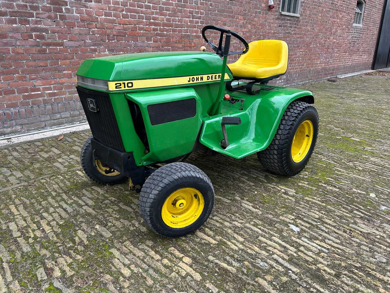 John Deere 210 - Τρακτέρ: φωτογραφία 1 John Deere 210 - Τρακτέρ: φωτογραφία 1