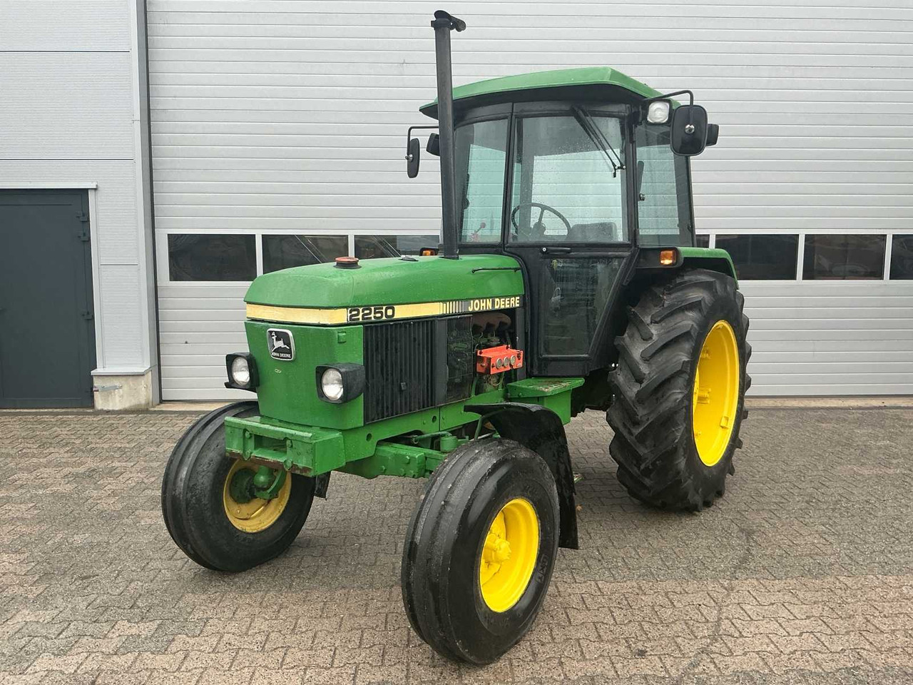 John Deere 2250 - Τρακτέρ: φωτογραφία 1 John Deere 2250 - Τρακτέρ: φωτογραφία 1