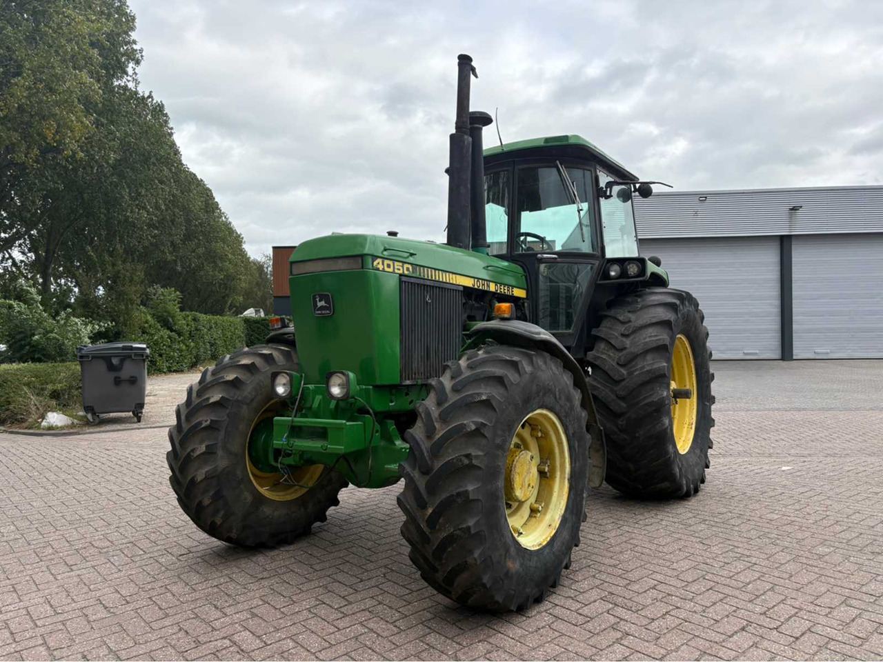 John Deere 4050 - Τρακτέρ: φωτογραφία 1 John Deere 4050 - Τρακτέρ: φωτογραφία 1