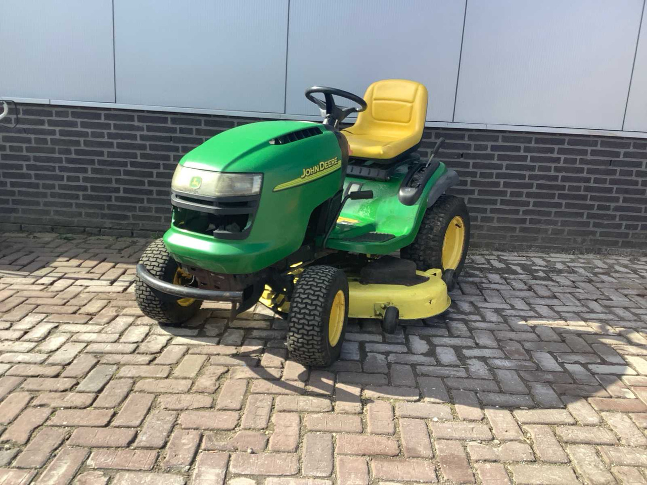 John Deere L120 - Χλοοκοπτικό: φωτογραφία 1 John Deere L120 - Χλοοκοπτικό: φωτογραφία 1