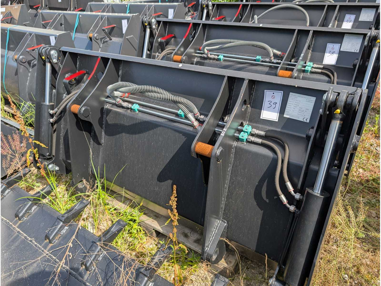 LSB - UNI BUCKET WITH TEETH - AS - 1850 MM - 0.8 CBM - 2023 - BUCKETS - Ελαστιχοφόρος φορτωτής: φωτογραφία 1 LSB - UNI BUCKET WITH TEETH - AS - 1850 MM - 0.8 CBM - 2023 - BUCKETS - Ελαστιχοφόρος φορτωτής: φωτογραφία 1