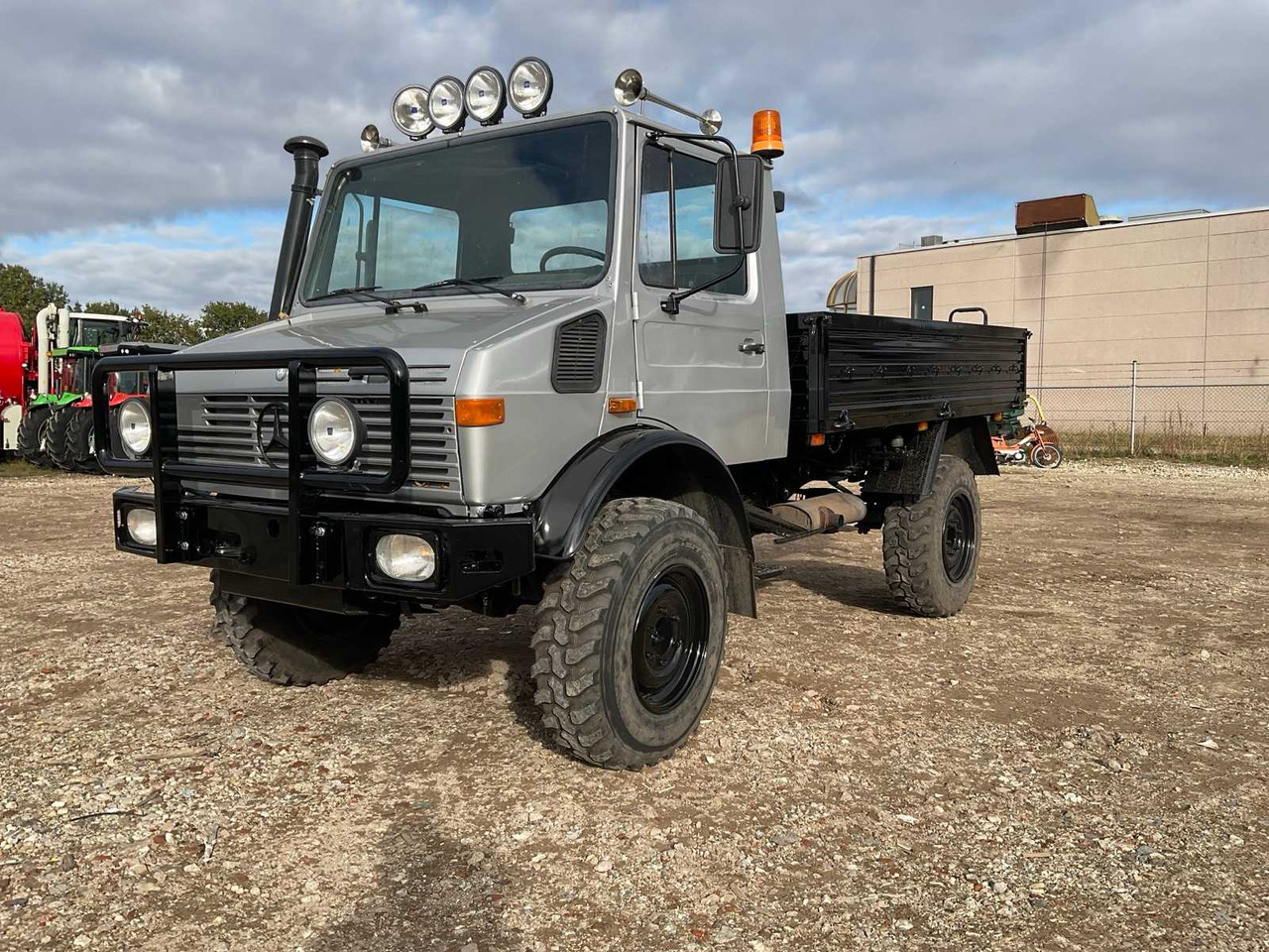 Mercedes-Benz Unimog 435 - Τρακτέρ: φωτογραφία 1 Mercedes-Benz Unimog 435 - Τρακτέρ: φωτογραφία 1