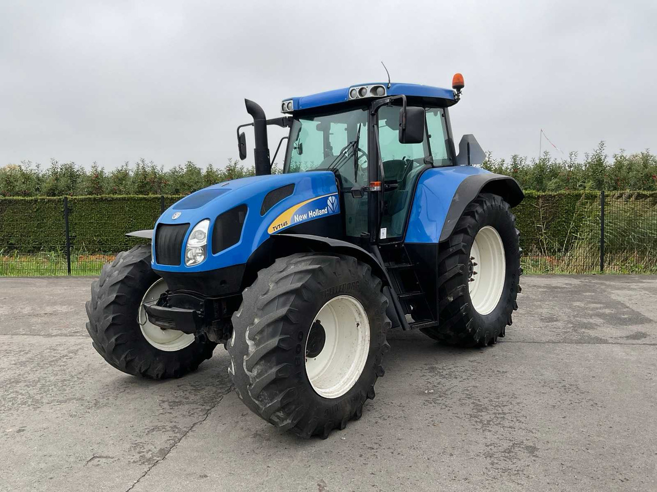 New Holland TVT145 - Τρακτέρ: φωτογραφία 2 New Holland TVT145 - Τρακτέρ: φωτογραφία 2