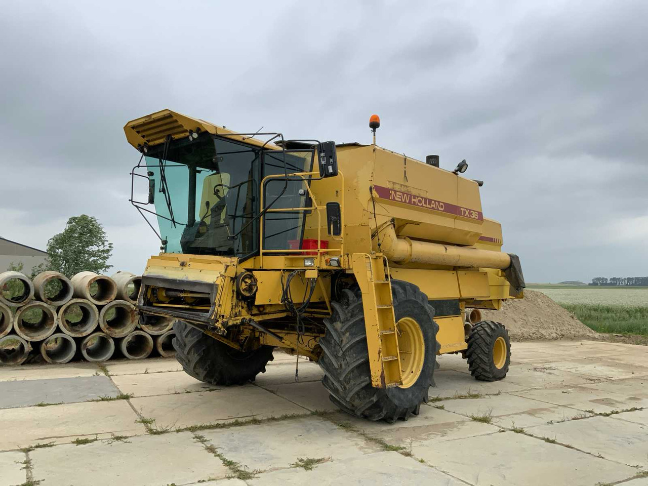 New holland TX36 - Θεριζοαλωνιστική μηχανή: φωτογραφία 1 New holland TX36 - Θεριζοαλωνιστική μηχανή: φωτογραφία 1