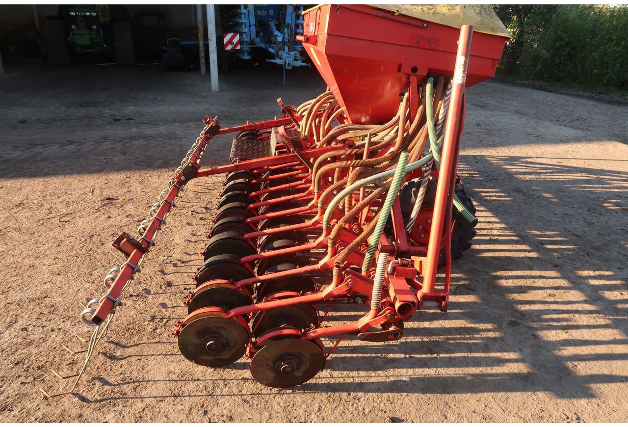 SPU 32 SPU 32 - Seeder - 2006 - 02B-DNL (163) - Σπαρτική μηχανή ακριβείας: φωτογραφία 5 SPU 32 SPU 32 - Seeder - 2006 - 02B-DNL (163) - Σπαρτική μηχανή ακριβείας: φωτογραφία 5