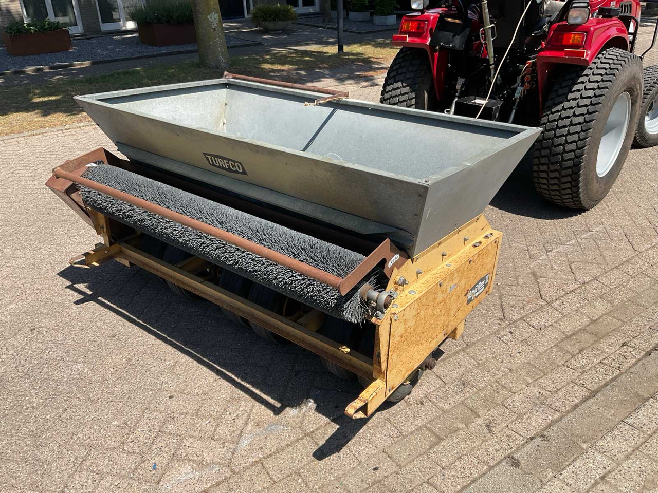 Turfco Mete-r-matic III Top Dresser - Μηχανήματα κήπου: φωτογραφία 1 Turfco Mete-r-matic III Top Dresser - Μηχανήματα κήπου: φωτογραφία 1