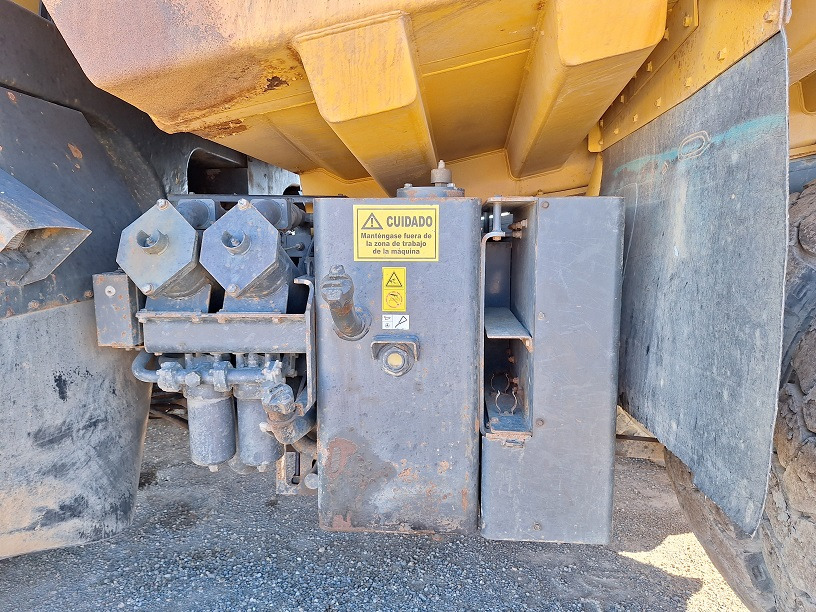 Ανατρεπόμενο όχημα μεταφοράς λατομικών υλικών KOMATSU HD605-7EO: φωτογραφία 8