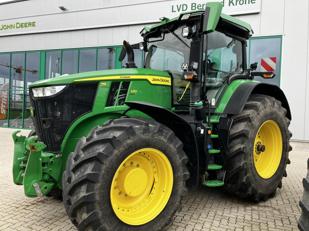 John Deere 7R 330 - Τρακτέρ: φωτογραφία 1 John Deere 7R 330 - Τρακτέρ: φωτογραφία 1