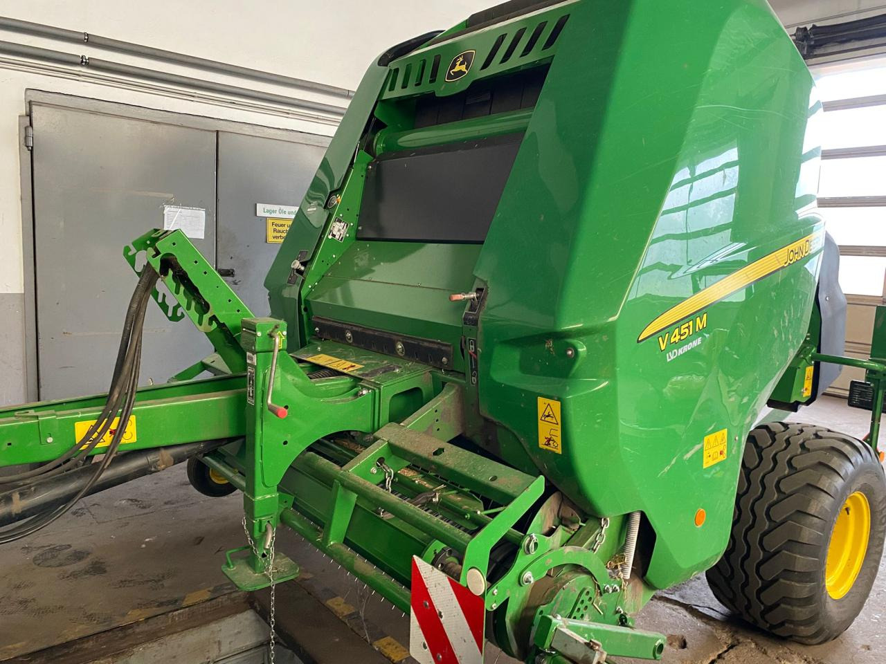John Deere V451M MaxiCut 13 - Χορτοδετική μηχανή στρόγγυλης μπάλας: φωτογραφία 1 John Deere V451M MaxiCut 13 - Χορτοδετική μηχανή στρόγγυλης μπάλας: φωτογραφία 1
